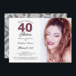 Foto 40 en Fabulous 40th Birthday Party Kaart<br><div class="desc">Een chic, elegant, 40ste verjaardagsfoto-uitnodiging die je kunt personaliseren en uitzenden voor je viering van je veertigste verjaardag. De woorden "40 en Fabulous" in paarse glitter en zwart met een vuurwapen worden in moderne typografie geplaatst. Vervang de steekproeffoto met uw. Op de achterkant van de kaart staat een zwart-wit pelsvormig...</div>