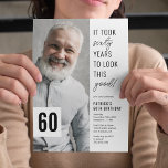Foto 60e verjaardag van 60e verjaardag Uitnodiging<br><div class="desc">Creëer onvergetelijke momenten met onze moderne 60ste verjaardagsfeestuitnodigingen! Gekenmerkt door een verfijnde witte achtergrond en een amusant gezegde - 'Het duurde zestig jaar om er zo goed uit te zien!', bieden deze uitnodigingen ook een handige tekst sjabloon die u gemakkelijk kunt aanpassen. Voeg de foto van de celebrant toe en...</div>