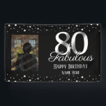 Foto 80 en Fabulous Birthday Confetti Spandoek<br><div class="desc">Elegant zwarte 80e verjaardagsbanner met aanpasbare Happy Birthday en de Tekst van de Naam van de Douane. Kies je favoriete foto en upload deze! Faux foil Silver confetti en nummer 80.</div>