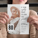 Foto 80th Birthday Party Invitation Kaart<br><div class="desc">Creëer onvergetelijke momenten met onze moderne 80ste verjaardagsfeestuitnodigingen! Gekenmerkt door een verfijnde witte achtergrond en een amusant gezegde - 'Het duurde tachtig jaar om er zo goed uit te zien!', deze uitnodigingen bieden ook een handige tekst sjabloon die u gemakkelijk kunt aanpassen. Voeg de foto van de celebrant toe en...</div>