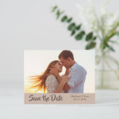 Foto Aangepaste Moderne Typografie Opslaan Datum Aankondigingskaart (Staand voorkant)