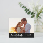 Foto Aangepaste Moderne Typografie Opslaan Datum Aankondigingskaart (Staand voorkant)