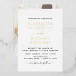 Foto Afbeelding Wedding Elegant Romantic Folie Inv Folie Uitnodiging<br><div class="desc">Gold Foil Transparency,  die op maat gemaakte foto's op de achterkant van elegante en moderne huwelijksuitnodigingen bedekt,  omvat prachtige en elegante scripttypografie voor de speciale viering van de dag van de bruiloft.</div>
