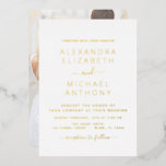Foto Afbeelding Wedding Elegant Romantic Folie Uitnodiging<br><div class="desc">Gold Foil Transparency,  die op maat gemaakte foto's op de achterkant van elegante en moderne huwelijksuitnodigingen bedekt,  omvat prachtige en elegante scripttypografie voor de speciale viering van de dag van de bruiloft.</div>