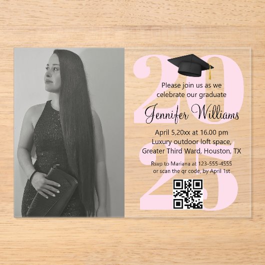 Foto afstuderen 2025 Party QR Code Roze Script Acryl Uitnodigingen (Voorkant)