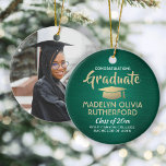 Foto Afstuderen-congraten geborsteld Groen Gold Wh Keramisch Ornament<br><div class="desc">Herdenking van het succes van de afgestudeerde met een op maat gemaakte foto-groene, gouden en witte ronde kerstversiering met rond afstuderen. Afbeelding en alle tekst zijn eenvoudig aan te passen. Omvat schoolnaam en -graad, felicitaties, bedankt moeder en vader, of een andere boodschap van je keuze. Het ontwerp is voorzien van...</div>