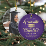Foto Afstuderen Congrats Modern Paars and Gold Keramisch Ornament<br><div class="desc">Herdenking van het succes van de afgestudeerde met een speciale foto paars en gouden kerstversiering met afstuderen rond het . Afbeelding en alle tekst zijn eenvoudig aan te passen. Neem elke favoriete inspirerend prijsopgave, motivatie gezegde, schoolnaam en -graad, felicitaties, bedankt moeder en vader, of andere boodschap van je keuze op....</div>