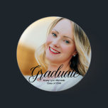 Foto Afstuderen Foto aangepast Afstuderen 2023 Ronde Button 5,7 Cm<br><div class="desc">Deze elegante zwarte typografie bekleedt de knoop van het afstuderen van de foto kenmerkt chic cursive manuscript over uw middelbare school of graduatie foto. Pas aan met jouw naam en klas onder de lieflijke kalligrafie voor een groot afstuderen hoopje.</div>