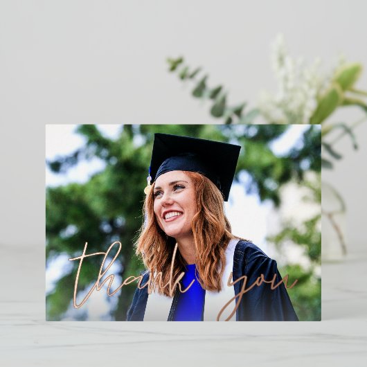 Foto Afstuderen Pet Witte H Folie Hartelijk dank Folie Uitnodiging (Staand Voorkant)