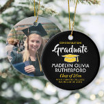 Foto Afstuderen, zwart, goudgeel wit Keramisch Ornament<br><div class="desc">Herdenking van het succes van de afgestudeerde met een speciale foto met zwarte en gouden afstuderen kerstversiering. Afbeelding en alle tekst zijn eenvoudig aan te passen. Omvat schoolnaam en -graad, felicitaties, bedankt moeder en vader, of een andere boodschap van je keuze. Het ontwerp is voorzien van een zwarte achtergrond, een...</div>