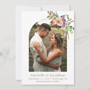 Foto: Arch Trendy Sage Green Boho Flowers Wedding Save The Date