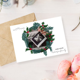 Foto baby ingelijst in kerstkrans feestdagenkaart