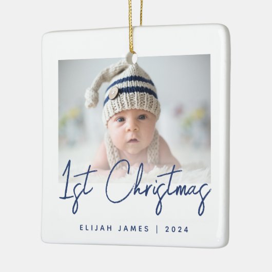 Foto Baby's eerste blauwe kerstmarinescript Keramisch Ornament (Links)