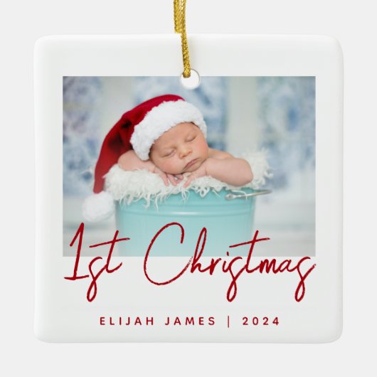 Foto Baby's Eerste Kerst Rode Script Keramiek Keramisch Ornament (Voorkant)