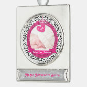 Foto Baby's Eerste Kerst Roze Hart Damast Verzilverd Banner Ornament (Links)