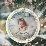 Foto Baby's First Christmas - Schattigee bloemenkr Keramisch Ornament<br><div class="desc">Klantspecifiek, Foto Baby's Eerste Kerst - Schattigee Bloemenkrans, Waterverf, Keramisch Ornament. Herinner de eerste kerstdagen van je baby met dit elegante, aanpasbare ronde keramische ornament. Het ontwerp is voorzien van een charmante, minimalistische krans, handschrift lettertype, het aanbieden van een mix van rustieke eenvoud en tijdloze elegantie. Upload je favoriete foto...</div>