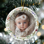 Foto Baby's First Christmas - Schattigee bloemenkr Keramisch Ornament<br><div class="desc">Klantspecifiek, Foto Baby's Eerste Kerst - Schattigee Bloemenkrans, Waterverf, Keramisch Ornament. Schattigee overbelasting! Herinner de eerste kerstdagen van je baby met dit elegante, aanpasbare ronde keramische ornament. Het ontwerp is voorzien van een charmante, minimalistische krans, handschrift lettertype, het aanbieden van een mix van rustieke eenvoud en tijdloze elegantie. Upload je...</div>