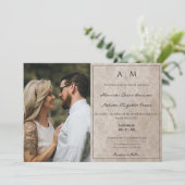 Foto Beige Damask Monogram Huwelijksuitnodiging Kaart (Staand voorkant)