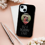 Foto Beste mama ooit modern script iPhone 15 Case<br><div class="desc">Foto Beste Mummy Ever Modern Script iPhone Smart Phone Case heeft uw favoriete foto met de tekst "Beste Mummy Ever" in moderne scripttypografie. Perfect cadeau voor moeder voor Moederdag,  verjaardag of kerst. Ontworpen door ©2023 Evco Studio www.zazzle.com/store/evcostudio</div>