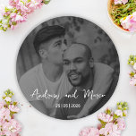 Foto Bestemming Boarding Pass Bruiloft Ronde Sticker<br><div class="desc">Maak uw huwelijksgunsten onvergetelijk met gepersonaliseerde trouwstickers. Deze stickers van de huwelijksgunst kenmerken uw paarfoto, namen, huwelijksdatum zeker om de huwelijksdouche en de receptie magisch te maken. Deze minimalistische zwart-wit kalligrafie boarding pass bruiloft sticker is ideaal voor een bestemmingsbruiloft of een strandbruiloft. Vind de volledige bruiloft uitnodiging suite in onze...</div>
