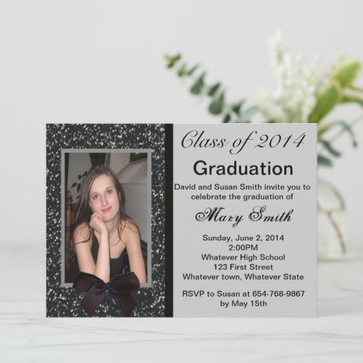 Foto: Black Glitter Afstuderen Invitation Kaart (Staand voorkant)