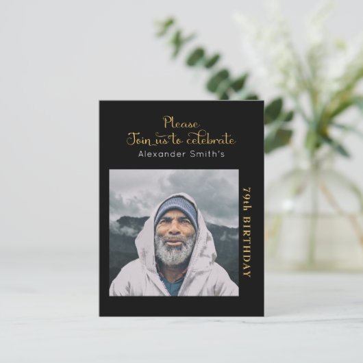 Foto: Black Gold Script Birthday Uitnodiging Briefkaart (Staand voorkant)