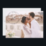 Foto: Black Monogram Stamp Photo Overlay Wedding Save The Date<br><div class="desc">Maak je trouwdag bekend met deze mooie foto, met de datumkaart. Moderne sparen de de fotobekledingszegel van de Datum met paren namen en datum in zwart. Moderne hand geschreven de details van het Manuscript in zowel voor als rug. Werkt het best met horizontale/landschapsafbeeldingen met koppels aan de rechterkant en met...</div>