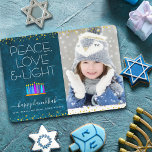 Foto Blauw Chanoeka Menorah Peace Love Licht Type Feestdagenkaart<br><div class="desc">"Vrede, liefde en licht." Een speelse, moderne, artsy illustratie van boho patroonkaarsen in een menorah helpt je om te genieten van de vakantie van Hanukkah, samen met de aangepaste foto van je keuze. De gesorteerde blauwe kaarsen met kleurrijke faux patronen van de folie bedekken een rijke, diepe blauwgroen blauwe marmer...</div>