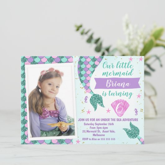 Foto Blauwgroen zeemeermin Staart Verjaardagsuitno Kaart (Staand voorkant)