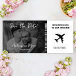 Foto Boarding Pass Bruiloft Save the Date<br><div class="desc">Nodig uw gasten uit op uw bestemming bruiloft met stijlvolle instapkaart bruiloft bewaar de data! Voeg uw eigen foto toe aan deze magnetische bewaart de data, evenals uw trouwdatum, namen, enz. Deze minimalistische zwart-wit kalligrafie boarding pass bruiloft uitnodiging is perfect voor een bestemming bruiloft of een strand bruiloft. Dit ontwerp...</div>