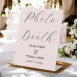 Foto Booth Bruiloft Blush Roze Reclamebord Met Voetstuk<br><div class="desc">Foto Booth Blush Pink Wedding Pedestal Sign voor bruiloft,  repetitiediner,  vrijgezellenfeest,  verloving of andere soortgelijke gelegenheden. Bekijk hieronder ons collectie voor overeenkomende objecten.</div>