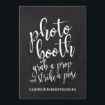 Foto Booth Hashtag Betaalbaar bord Kaart<br><div class="desc">Een elegant teken van de snijrand bruiloft, kenmerkt de tekst "fotocabine, grijpt een rekwisiet en slaat een pose"in een uitgewalste manuscriptdoopvont, voegt de borsteltextuur een spontaan en playful gevoel toe. De achtergrondkleur kan aan uw behoeften en voorkeuren worden aangepast. Neem contact met mij op als u een speciaal verzoek hebt....</div>