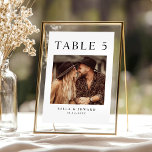 Foto bruiloft receptie tafel nummer kaart<br><div class="desc">Voeg een persoonlijk tintje toe aan uw receptie met onze Fotohuwelijksreceptie Tafelnummer kaarten. Deze elegante kaarten tonen uw favoriete verloving foto naast een strakke, moderne typografie, waardoor elke tafel uniek en onvergetelijk is. Perfect voor een minimalistische maar betekenisvolle stijl, deze aanpasbare tafelnummers combineren op een prachtige manier eenvoud met een...</div>