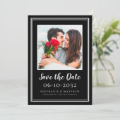 Foto Bruiloft Verloving Koppel Modern Zwart Wit Save The Date (Staand voorkant)