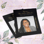 Foto Budget 40th Birthday Invitation Black Gold<br><div class="desc">Viel je 40ste verjaardag in stijl met deze budgetvriendelijke maar klevende uitnodiging van Zazzle. Met een klassiek zwart-goudkleurenpalet kunt u deze uitnodiging met uw favoriete foto aanpassen om het perfecte stuk van kantoorbenodigdheden te creëer dat uw unieke stijl weergeeft. Ideaal voor elke verjaardag, verjaardag of andere speciale gelegenheid, laat je...</div>