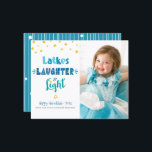 Foto Budget Chanoeka Latkes Lachende Lichte Kaart<br><div class="desc">"Latkes, lachen en licht." Fun, knappe handgemaakte typografie in stoffig blauw, turquoise en blauwgroen en een willekeurige faux gouden folie Star van David op een witte achtergrond, samen met de foto van uw keuze, helpt u in Hanukkah te zingen. Handgetrokken witte lijnen en een willekeurige sterren van David patroonbekleding een...</div>