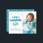 Foto Budget Chanoeka Latkes Lachende Lichte Kaart<br><div class="desc">"Latkes, lachen en licht." Fun, knappe handgemaakte typografie in stoffig blauw, turquoise en blauwgroen en een willekeurige faux gouden folie Star van David op een witte achtergrond, samen met de foto van uw keuze, helpt u in Hanukkah te zingen. Handgetrokken witte lijnen en een willekeurige sterren van David patroonbekleding een...</div>