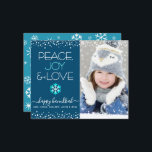 Foto Budget Chanoeka Peace Love Sneeuwvlok Kaart<br><div class="desc">"Vrede, vreugde en liefde." Een leuke, speelse, turkooisblauwe en witte sneeuwvlokillustratie, witte confetti stippen, turquoise en witte moderne typografie op een blauw marineseizoen achtergrond, samen met de aangepaste foto van uw keuze, helpen u om in het Hanoekasseizoen te gaan werken. Een willekeurig wit sneeuwvlokpatroon bedekt turquoise blauw op de rug....</div>