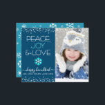 Foto Budget Chanoeka Peace Love Sneeuwvlok Kaart<br><div class="desc">"Vrede, vreugde en liefde." Een leuke, speelse, turkooisblauwe en witte sneeuwvlokillustratie, witte confetti stippen, turquoise en witte moderne typografie op een blauw marineseizoen achtergrond, samen met de aangepaste foto van uw keuze, helpen u om in het Hanoekasseizoen te gaan werken. Een willekeurig wit sneeuwvlokpatroon bedekt turquoise blauw op de rug....</div>