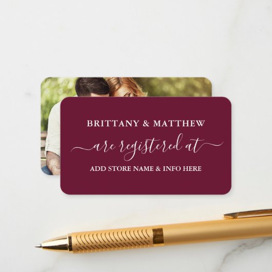 Foto Burgundy Modern Calligraphy Wedding Registry Informatiekaartje (Voorkant / Achterkant in situ)