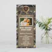 Foto Burlap + Carved Heart Camo Trouwprogramma's Programmakaart (Staand voorkant)