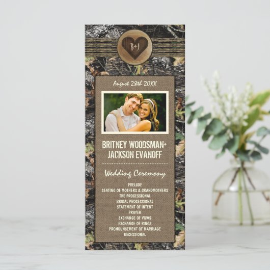 Foto Burlap + Carved Heart Camo Trouwprogramma's Programmakaart (Staand voorkant)