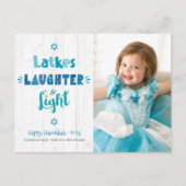 Foto Chanoeka Latkes lachen licht rustiek hout Feestdagenkaart (Voorkant)