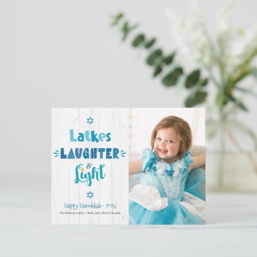 Foto Chanoeka Latkes lachen licht rustiek hout Feestdagenkaart (Staand voorkant)