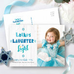 Foto Chanoeka Latkes lachen licht rustiek hout Feestdagenkaart<br><div class="desc">"Latkes, lachen & licht." Leuke, grillige handgemaakte typografie samen met Stars of David in stoffig blauw, turquoise en blauwgroen op een rustieke, witte houten achtergrond, samen met de foto van uw keuze, helpen u in Chanoeka te beginnen. Voel de warmte en vreugde van het vakantieseizoen wanneer u dit prachtige, kleurrijke,...</div>