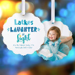 Foto Chanoeka Latkes Lachende Lichte Typografie Ornament Kaart<br><div class="desc">"Latkes, lachen & licht." Voel de warmte en vreugde van het vakantieseizoen terwijl u het lichtfestival inluidt met deze speelse, aandenken papieren ornamenten kaart. Aan de voorzijde wordt een witte achtergrond bedekt met leuke, grillige handgemaakte typografie in stoffig blauw, turquoise en blauwgroen. De gepersonaliseerde foto van uw keuze siert de...</div>