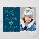 Foto Chanoeka Vrede Vreugde Liefde Sneeuwvlok Echt Folie Feestdagen Briefkaart<br><div class="desc">"Vrede, vreugde en liefde." Een leuke, speelse, echte gouden folie en turquoise blauwe sneeuwvlokillustratie, echte gouden folie confetti stippen, echte gouden folie en turquoise moderne typografie op een blauw marineseizoen achtergrond, samen met de aangepaste foto van uw keuze, helpen u in het Hanoekasseizoen te blijven. Uw douanenota, getypt of met...</div>