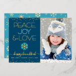 Foto Chanoeka Vrede Vreugde Liefde Sneeuwvlok Echt Folie Feestdagenkaart<br><div class="desc">"Vrede, vreugde en liefde." Een leuke, speelse, echte gouden folie en turquoise blauwe sneeuwvlokillustratie, echte gouden folie confetti stippen, echte gouden folie en turquoise moderne typografie op een blauw marineseizoen achtergrond, samen met de aangepaste foto van uw keuze, helpen u in het Hanoekasseizoen te blijven. Een willekeurig faux gouden folie...</div>