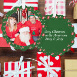 Foto Christmas Santa Candy Cane Namen Green Paper Ornament Kaart<br><div class="desc">Familiefoto Kerstman Custom Greeting Paper Ornament Kaart. Groene achtergrond met snoepstokken en gewikkeld geschenkpatroon. ⭐PERSONALISEER deze sjabloon om uw foto en bericht op de achterkant toe te voegen. ⭐</div>