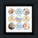 Foto: Collage Baby Boy Name, geboorte stats and du Cadeaudoosje<br><div class="desc">Geef deze prachtige kluis een persoonlijk tintje met 5 aangepaste foto's van uw pasgeboren baby, omgeven door speelse cirkels en een witte neutrale achtergrond. (De foto's van het Instagram werken geweldig!) Voeg gemakkelijk geboorteaankondigingsdetails toe - Naam, geboortedatum, gewicht en hoogte. Kute baby eenden en de twee gele cirkels terwijl de...</div>